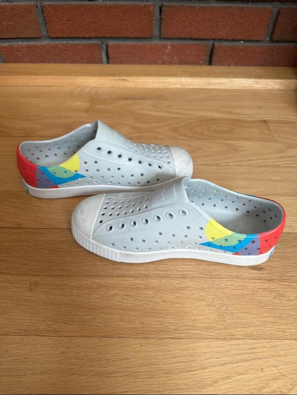Native Kids Slip-On Sneakers in Light Gray with Multicolor Heel Size 1 - Picture 6 of 7